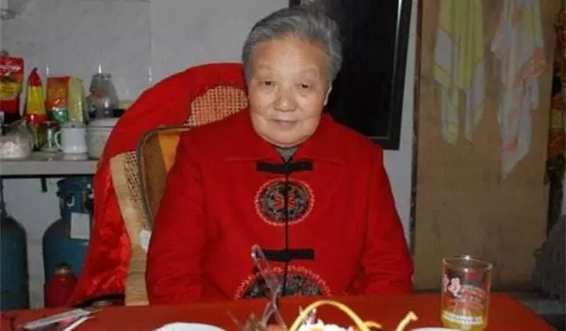 爸媽看不起農村公婆,婚禮上婆婆送我一破包,爸媽瞬間刮目相看!