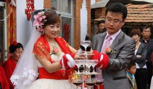 爸媽看不起農村公婆,婚禮上婆婆送我一破包,爸媽瞬間刮目相看!