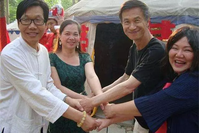 爸媽看不起農村公婆,婚禮上婆婆送我一破包,爸媽瞬間刮目相看!