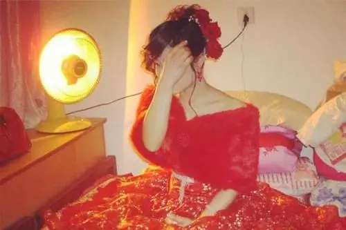 婚後第二天婆婆住院,俺拿彩禮去交費,看到餘額,俺讓醫生放棄