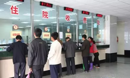 婚後第二天婆婆住院,俺拿彩禮去交費,看到餘額,俺讓醫生放棄