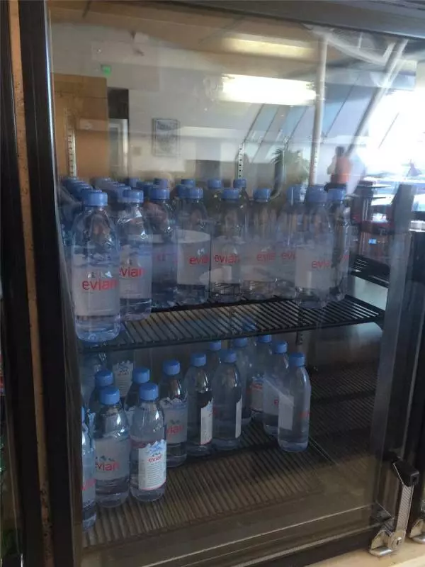空姐絕對不會說的秘密:這些飲料我絕對不喝在飛機上,寧願挨餓也不吃的原因是?