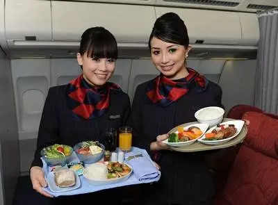 空姐絕對不會說的秘密:這些飲料我絕對不喝在飛機上,寧願挨餓也不吃的原因是?