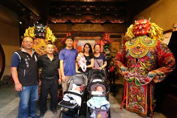神明顯靈!高齡媽喜懷三胞胎「醫生卻要拿掉一個」 擲筊求助「媽祖娘秒出手幫忙」最後奇蹟順產