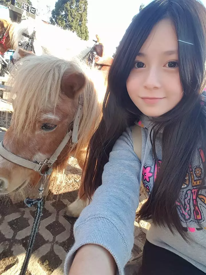 「大小姐」 混血童星18歲了!8歲爆紅全台 10年後「嬰兒肥蘿莉→中法混血美女」網友又戀愛❤