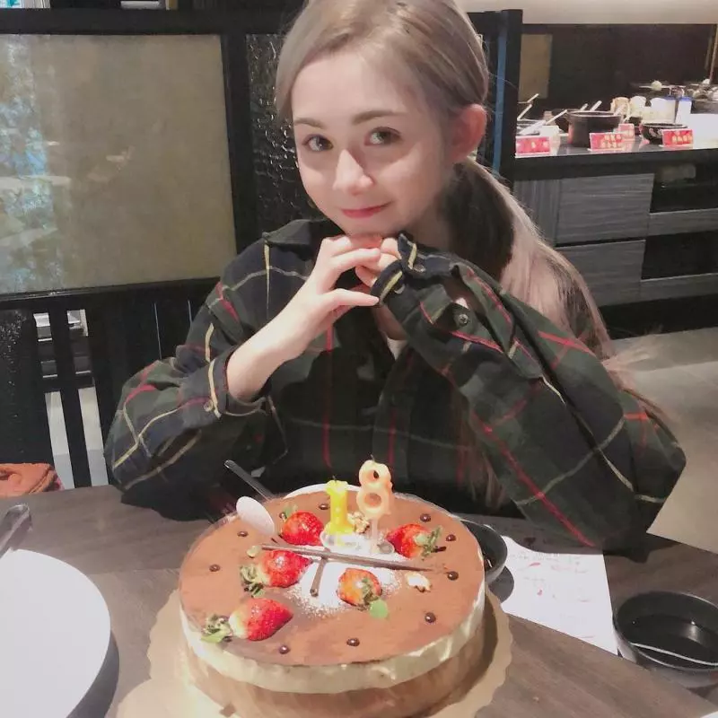 「大小姐」 混血童星18歲了!8歲爆紅全台 10年後「嬰兒肥蘿莉→中法混血美女」網友又戀愛❤