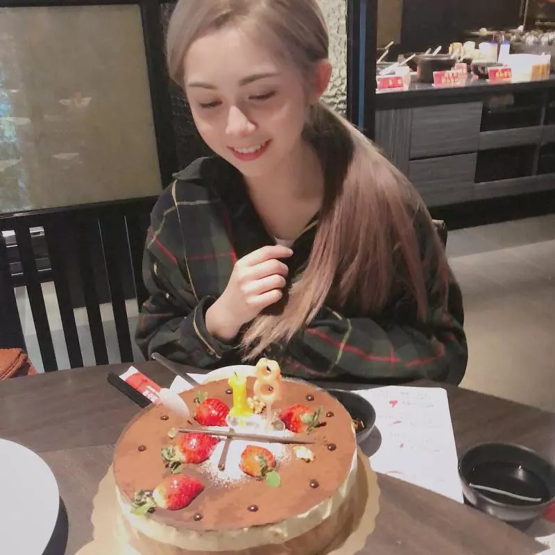 「大小姐」 混血童星18歲了!8歲爆紅全台 10年後「嬰兒肥蘿莉→中法混血美女」網友又戀愛❤