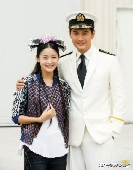 劇裡演「母子」劇外是夫妻,女追男「生雙胞胎」,取名「一模一樣」!