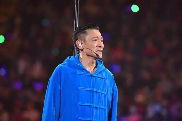 劉德華演唱會唱到一半突然取消,含淚鞠躬:真的唱不了,醫生叫我不要再唱!