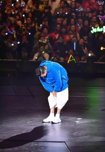 劉德華演唱會唱到一半突然取消,含淚鞠躬:真的唱不了,醫生叫我不要再唱!