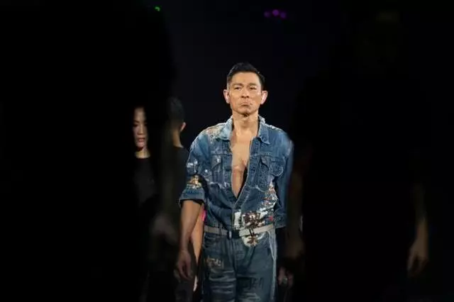 劉德華演唱會唱到一半突然取消,含淚鞠躬:真的唱不了,醫生叫我不要再唱!
