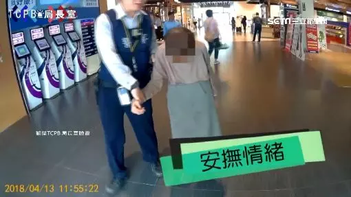 台中85歲嬤迷路淚崩!暖警輕聲安慰「阿嬤嘜哭」 一路牽手送她到家:牽阮的手愛堅強