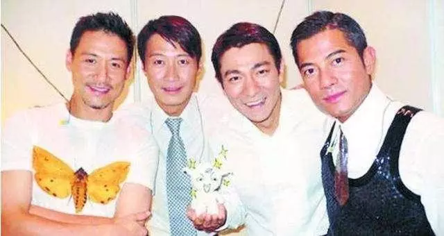 劉德華中途取消演唱會流淚鞠躬致歉,老婆隨後的一個動作太暖心!網友表示心疼:華仔哭的好慘