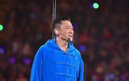 劉德華中途取消演唱會流淚鞠躬致歉,老婆隨後的一個動作太暖心!網友表示心疼:華仔哭的好慘