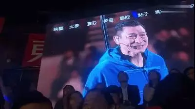 劉德華中途取消演唱會流淚鞠躬致歉,老婆隨後的一個動作太暖心!網友表示心疼:華仔哭的好慘