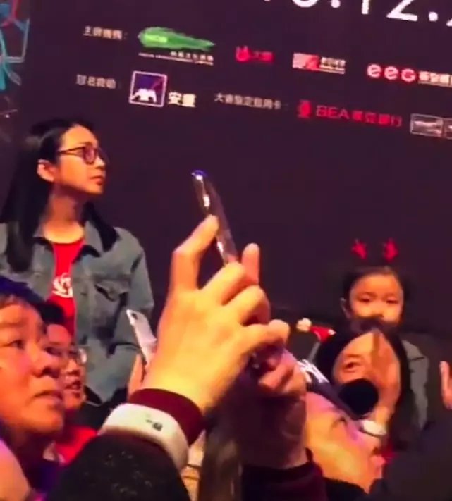 劉德華中途取消演唱會流淚鞠躬致歉,老婆隨後的一個動作太暖心!網友表示心疼:華仔哭的好慘