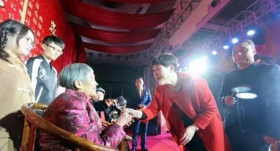 兒女們給母親祝壽,女婿偷偷去買單,出門後,老闆跪下不讓他們走