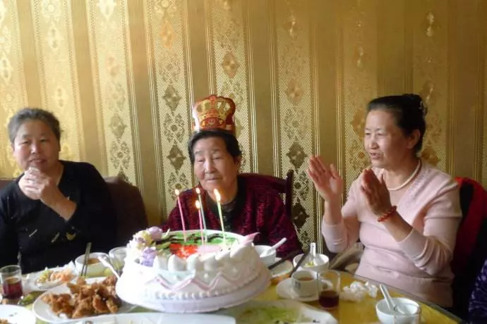兒女們給母親祝壽,女婿偷偷去買單,出門後,老闆跪下不讓他們走