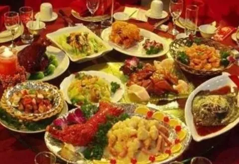 兒女們給母親祝壽,女婿偷偷去買單,出門後,老闆跪下不讓他們走