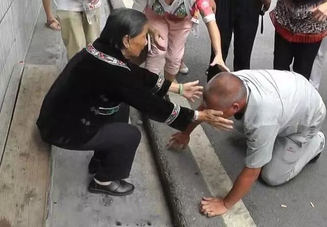 兒女們給母親祝壽,女婿偷偷去買單,出門後,老闆跪下不讓他們走