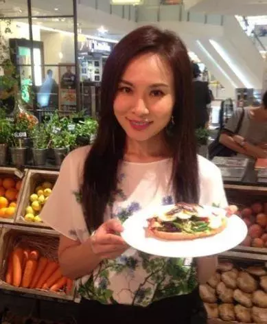 黃宗澤女友近照曝光,傲人身材簡直讓人看呆了,網友: 難怪連胡杏兒都捨得放棄~