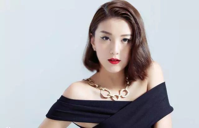 黃宗澤女友近照曝光,傲人身材簡直讓人看呆了,網友: 難怪連胡杏兒都捨得放棄~