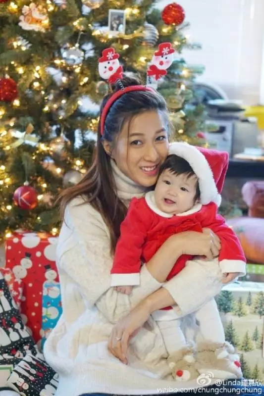 「好彩妹」鍾嘉欣把兒子穿成聖誕老人,肉嘟嘟的像極了姐姐!