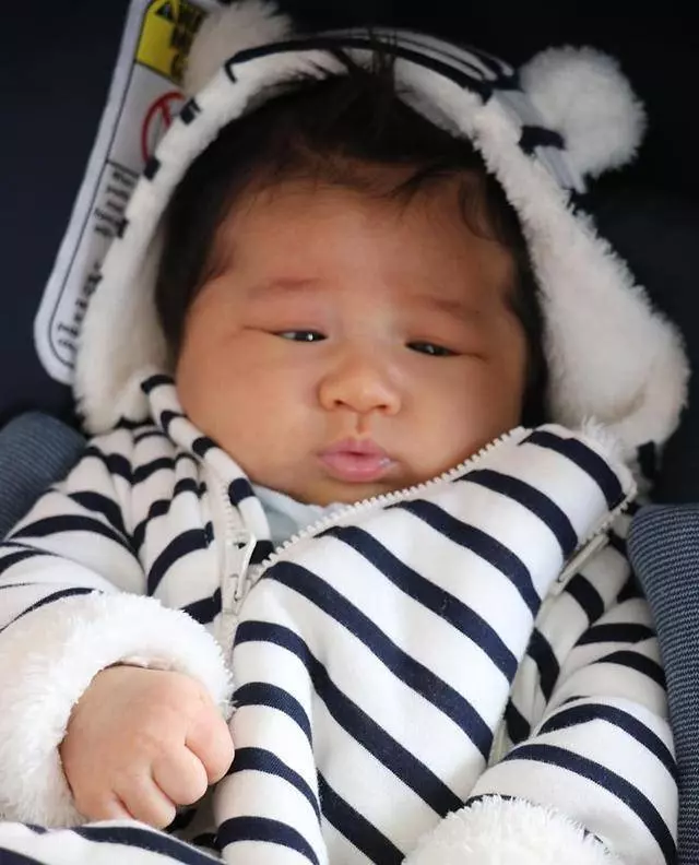 「好彩妹」鍾嘉欣把兒子穿成聖誕老人,肉嘟嘟的像極了姐姐!