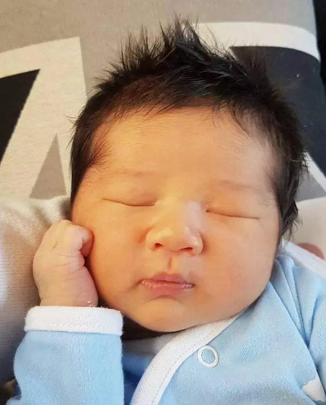 「好彩妹」鍾嘉欣把兒子穿成聖誕老人,肉嘟嘟的像極了姐姐!