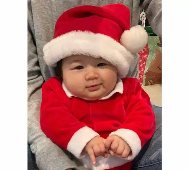 「好彩妹」鍾嘉欣把兒子穿成聖誕老人,肉嘟嘟的像極了姐姐!