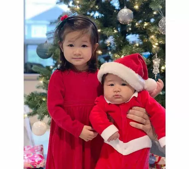 「好彩妹」鍾嘉欣把兒子穿成聖誕老人,肉嘟嘟的像極了姐姐!
