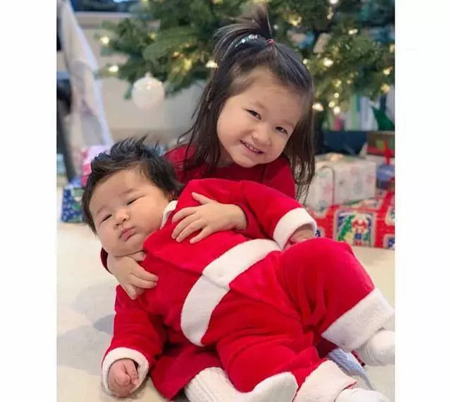 「好彩妹」鍾嘉欣把兒子穿成聖誕老人,肉嘟嘟的像極了姐姐!
