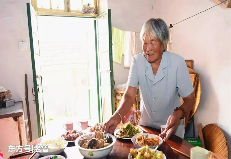 獨女考上大學,寡母請吃飯,全村怕借錢沒人去,大雨中駛來輛豪車