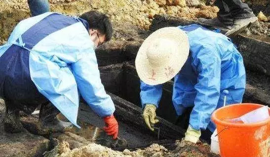 一西漢女棺考古開棺前棺蓋現「屍影」,在場人都看見了,專家到場卻說謎團難解