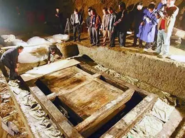 一西漢女棺考古開棺前棺蓋現「屍影」,在場人都看見了,專家到場卻說謎團難解