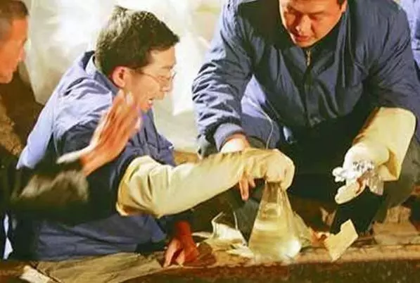 一西漢女棺考古開棺前棺蓋現「屍影」,在場人都看見了,專家到場卻說謎團難解