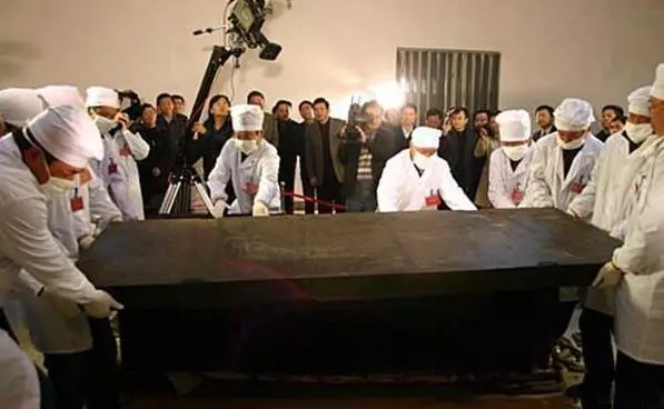 一西漢女棺考古開棺前棺蓋現「屍影」,在場人都看見了,專家到場卻說謎團難解
