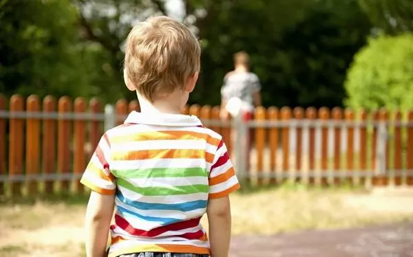 孩子一生必經3次叛逆期,不打不罵,3種教育方式改變孩子一生