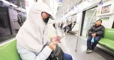 23歲女孩動手術變「四角葫蘆臉」被罵怪物,原本「半張臉都是痣還是超甜美」網友淚崩募款!