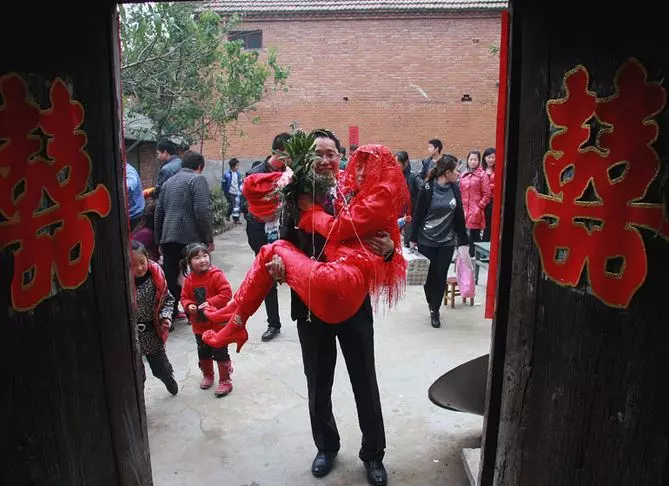 兒子外出打工寄來一封信,孫女誤讀一個字,六旬老漢因此命運逆轉!