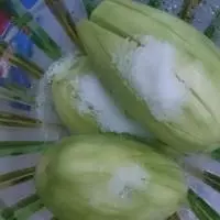 腌芒果酸酸甜甜,其中夾雜著一絲絲辣,很開胃