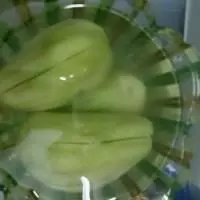 腌芒果酸酸甜甜,其中夾雜著一絲絲辣,很開胃