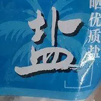 腌芒果酸酸甜甜,其中夾雜著一絲絲辣,很開胃