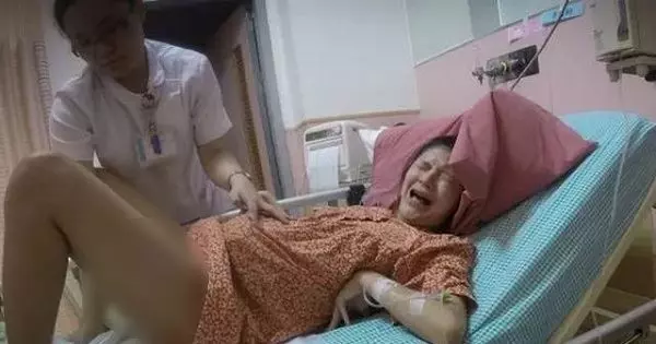 24歲產婦生孩子砰」地一聲,出來的卻不是寶寶,丈夫十分尷尬!