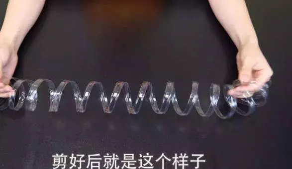 礦泉水瓶不要扔了,剪幾刀套在衣架上,解決了家家戶戶的大難題!