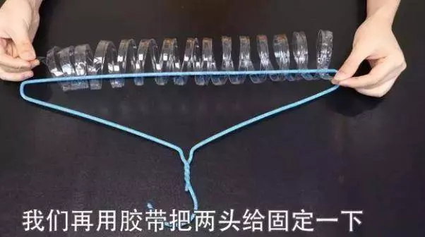 礦泉水瓶不要扔了,剪幾刀套在衣架上,解決了家家戶戶的大難題!