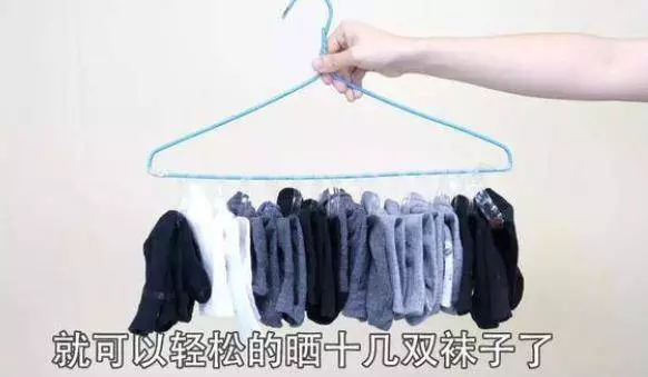 礦泉水瓶不要扔了,剪幾刀套在衣架上,解決了家家戶戶的大難題!