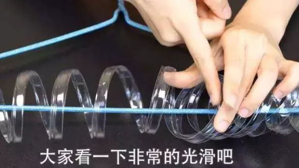 礦泉水瓶不要扔了,剪幾刀套在衣架上,解決了家家戶戶的大難題!
