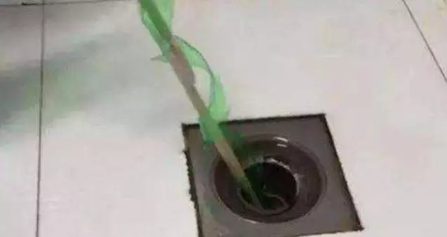 礦泉水瓶不要扔了,剪幾刀套在衣架上,解決了家家戶戶的大難題!