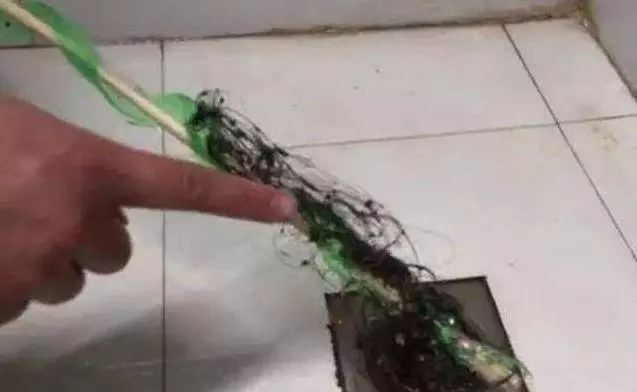 礦泉水瓶不要扔了,剪幾刀套在衣架上,解決了家家戶戶的大難題!